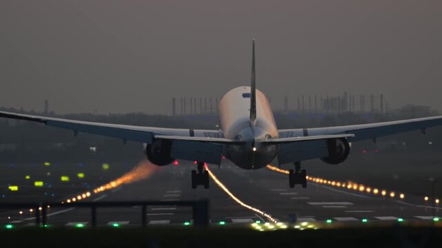 4k video of a passenger plane landing at Helmut Schmidt airfield, Fuhlsb&uuml;ttel, Hamburg, Germany