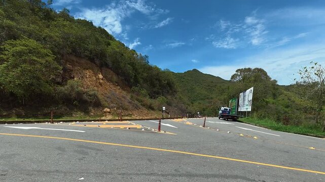 Bifurcacion de autopista con canalizacion y montana al fondo