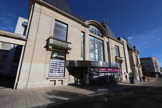 L'espace Pierre Dac, surnomm&eacute; la Com&egrave;te, cin&eacute;ma, th&eacute;&acirc;tre et salle de concert, vue de l'ext&eacute;rieur, ville de Ch&acirc;lons en Champagne, d&eacute;partement de la Marne, France