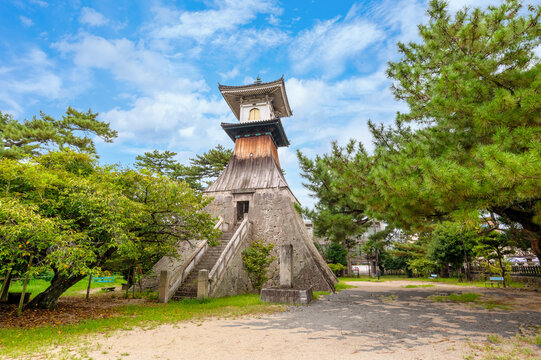 【香川県琴平町】金刀比羅宮の高灯籠は日本一の高さを誇り、昔は瀬戸内海を公開する船の指標とされた
