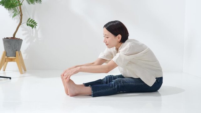 前屈ができないミドル女性。硬い、ボディケア、ストレッチ、フィットネス、トレーニング、柔軟、運動、体操
