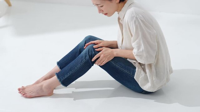 足をさする女性。痛み、筋肉痛、疲れ、疲労、ふくらはぎ、関節痛、マッサージ、フットケア、リラックス