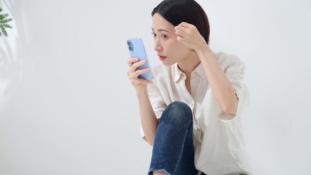 スマホを見るミドル女性。スマートフォン、アプリ、SNS、動画、ゲーム、ネット、ポイント、クーポン