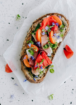 Toast with rocket pesto, prosciutto di parma, apricots