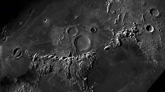 宇宙から月面のアペニン山脈と雨の海を捉えた衛星軌道映像の背景