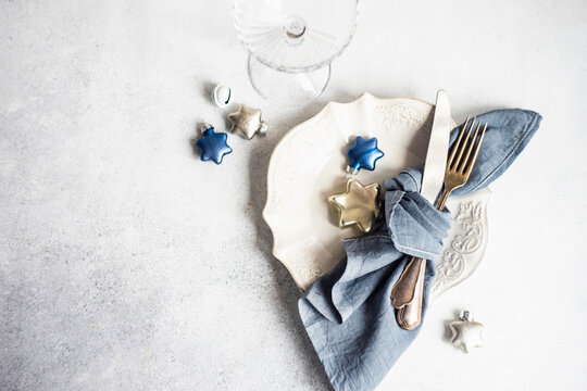 Christmas place setting with silver cutlery and star decorations