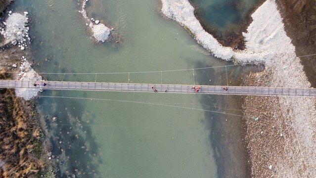 Puente colgante sobre un r&iacute;o en Nepal