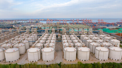 High‑angle top‑down view of large grain silos, neatly arranged grain storage silos and conveying equipment © Zhaorui