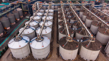 High‑angle top‑down view of large grain silos, neatly arranged grain storage silos and conveying equipment © Zhaorui