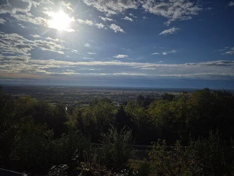 Panorama naturale con cielo nuvoloso e sole tra le nuvole
