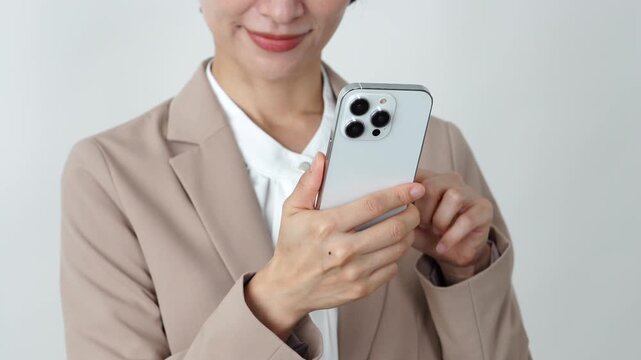スマホを使うビジネスウーマン　ミドル　白背景　顔無し