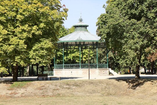 Kiosque &agrave; musique dans le parc public le Grand Jard, ville de Ch&acirc;lons en Champagne, d&eacute;partement de la Marne, France