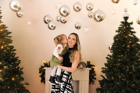 m&atilde;e e filha celebram o natal juntas 