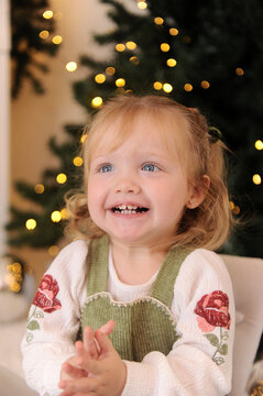 crian&ccedil;a menina celebra o natal em linda decora&ccedil;&atilde;o 