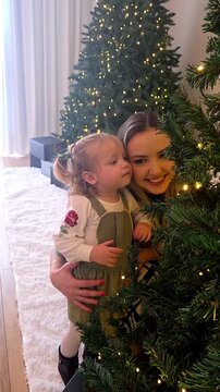 m&atilde;e e filha celebram o natal juntas 