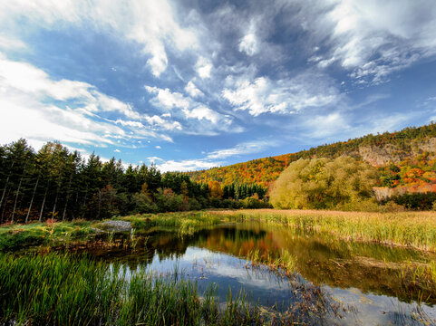 Montagne et lac en automne, Qu&eacute;bec, Canada.