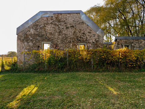 Ruines d'une vieille maison de pierre en automne. Mur d'une maison ancestrale. Qu&eacute;bec, Canada.	
