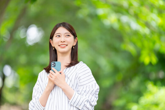 スマホを持った女性