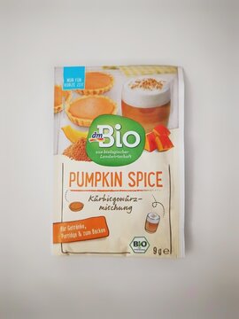 Dm markt bio pumpkin spice sachet top view with copy space 