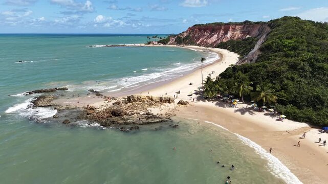 Voo a&eacute;reo de afastamento da Praia de Tabatinga e fal&eacute;sias no Conde