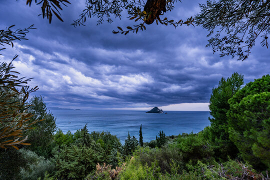 Blick auf Marathonisi an einem regnerischen Herbsttag - Zakynthos