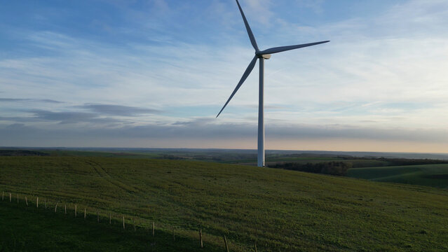 &Eacute;olienne au coucher du soleil au-dessus de champs verts
