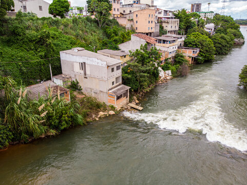 Houses in dangerous places by the River Pequeno in Linhares, Brazil