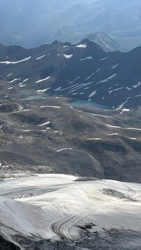 Langues glaciaires et sommets rocheux vus d'en haut