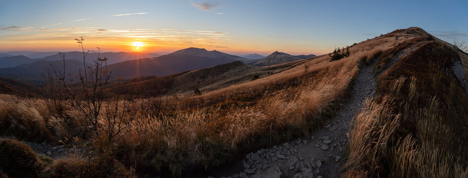 Hiking trail between Halicz and Rozsypaniec at sunset
