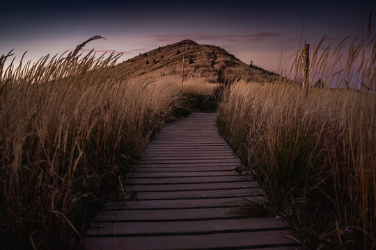 Hiking trail between Halicz and Rozsypaniec at sunset
