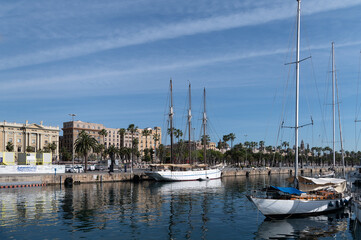 Barcelona, puerto deportivo con un antiguo velero amarrado, cataluña, españa. © time and light