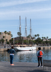 Barcelona, puerto deportivo con un antiguo velero amarrado, cataluña, españa. © time and light