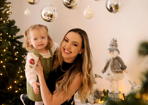m&atilde;e e filha celebram o natal juntas 