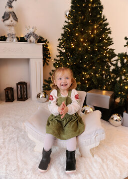crian&ccedil;a menina celebra o natal em linda decora&ccedil;&atilde;o 