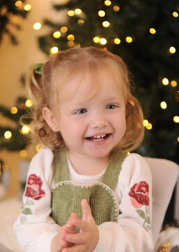 crian&ccedil;a menina celebra o natal em linda decora&ccedil;&atilde;o 