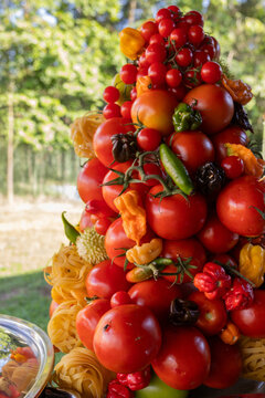 Torre de Decora&ccedil;&atilde;o em buffet de massas com tomates, pimentas, piment&otilde;es e massas de tomate com fundo desfocado 