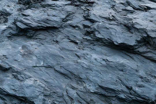A textura rocosa gris azul erosionada, con una superficie natural rugosa, detalles en capas; transmite resistencia geol&oacute;gica y un entorno crudo.