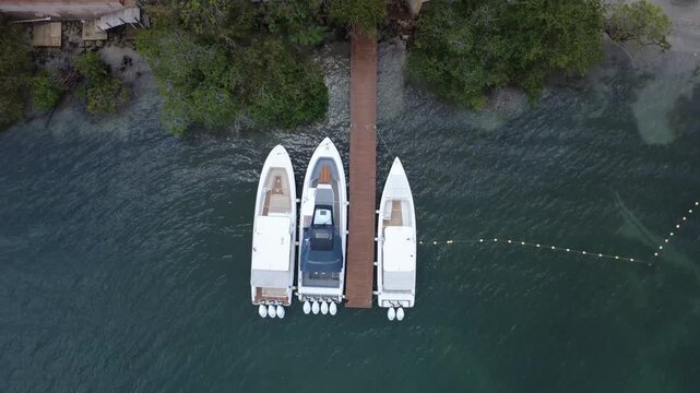 Tres embarcaciones en el mar Caribe cerca de una isla paradis&iacute;aca en Cartagena, Colombia. Vista a&eacute;rea de paz y tranquilidad.
