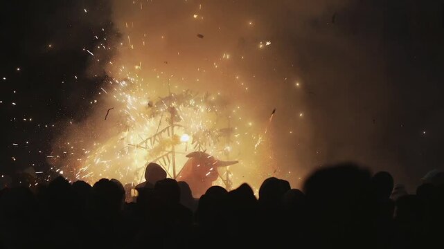 TRADICIONAL QUEMA DE PIROTECNIA EN UN PUEBLO DE MEXICO 
