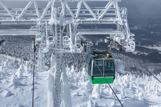 山形蔵王の白銀世界の樹氷とゴンドラ