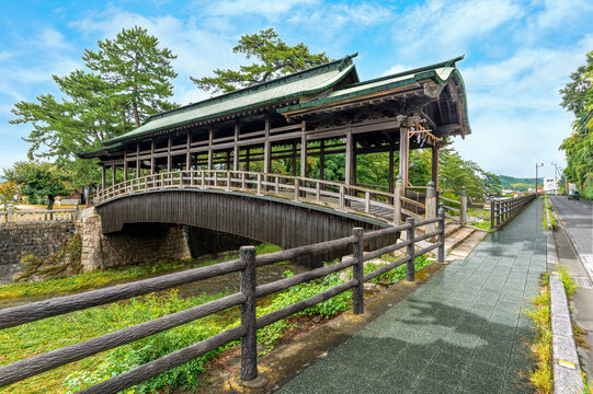【香川県琴平町】鞘橋は屋根を持つアーチ形型の木造橋
