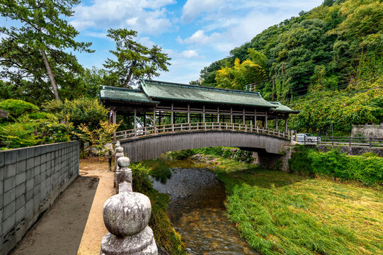 【香川県琴平町】鞘橋は屋根を持つアーチ形型の木造橋
