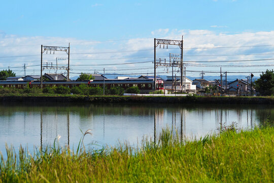 青空の自然風景と電車