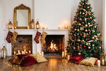 Naklejka premium Christmas living room with fireplace, decorated tree and candles