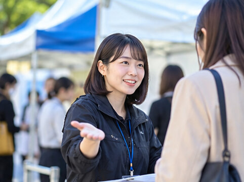 イベントスタッフ,イベント運営,イベント会場,運営スタッフ,会場スタッフ,イベント設営,会場設営,受付スタッフ,受付業務,来場者対応,案内係,誘導スタッフ,入場案内,チケット確認,会場整理,イベント警備,展示会,コンサート,フェス,スポーツイベント,アルバイト,スタッフ派遣,制服,日本人スタッフ,写真素材