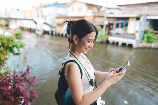 Solo female traveler enjoy travel in southeast asia using smartphone via 5g network