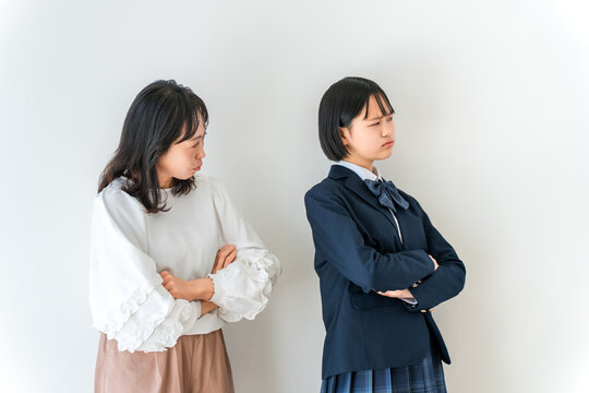 母親に怒られて不貞腐れる思春期,反抗期の高校生の娘