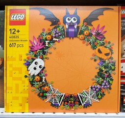 Naklejka premium Caja de construcción de Lego Halloween Wreath, de una guirnalda de Halloween, con murciélago, fantasma y calabaza, en una tienda Carrefour, Madrid, España, 13 de octubre de 2026