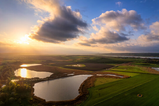Dramatischer Himmel &uuml;ber einer idyllischen Landschaft mit mehreren Seen