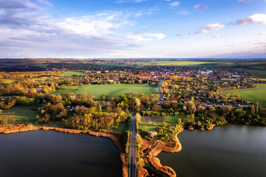 Stra&szlig;e in das Dorf R&ouml;blingen am See in l&auml;ndlicher Region